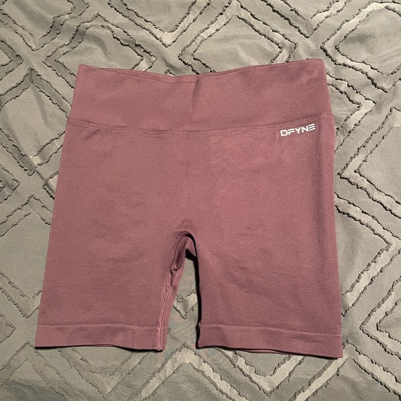 DEFYNE Dynamic Shorts - Plum Perfect - Picture 3 of 6